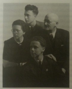 Familie Bonyhady: Edith, Eric, Edward, Fred (von links im Uhrzeigersinn). Fotografin: Margaret Michaelis, bedeutsame nach Australien immigrierte Fotografin, um 1944 in Sidney.Bild entnommen aus: Tim Bonyhady: Wohllebengasse. Die Geschichte meiner jüdischen Familie. Wien: Paul Zsolnay 2013.